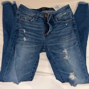Abercrombie & Fitch “harper low rise ankle” skinny ripped jeans. Size 25/0r